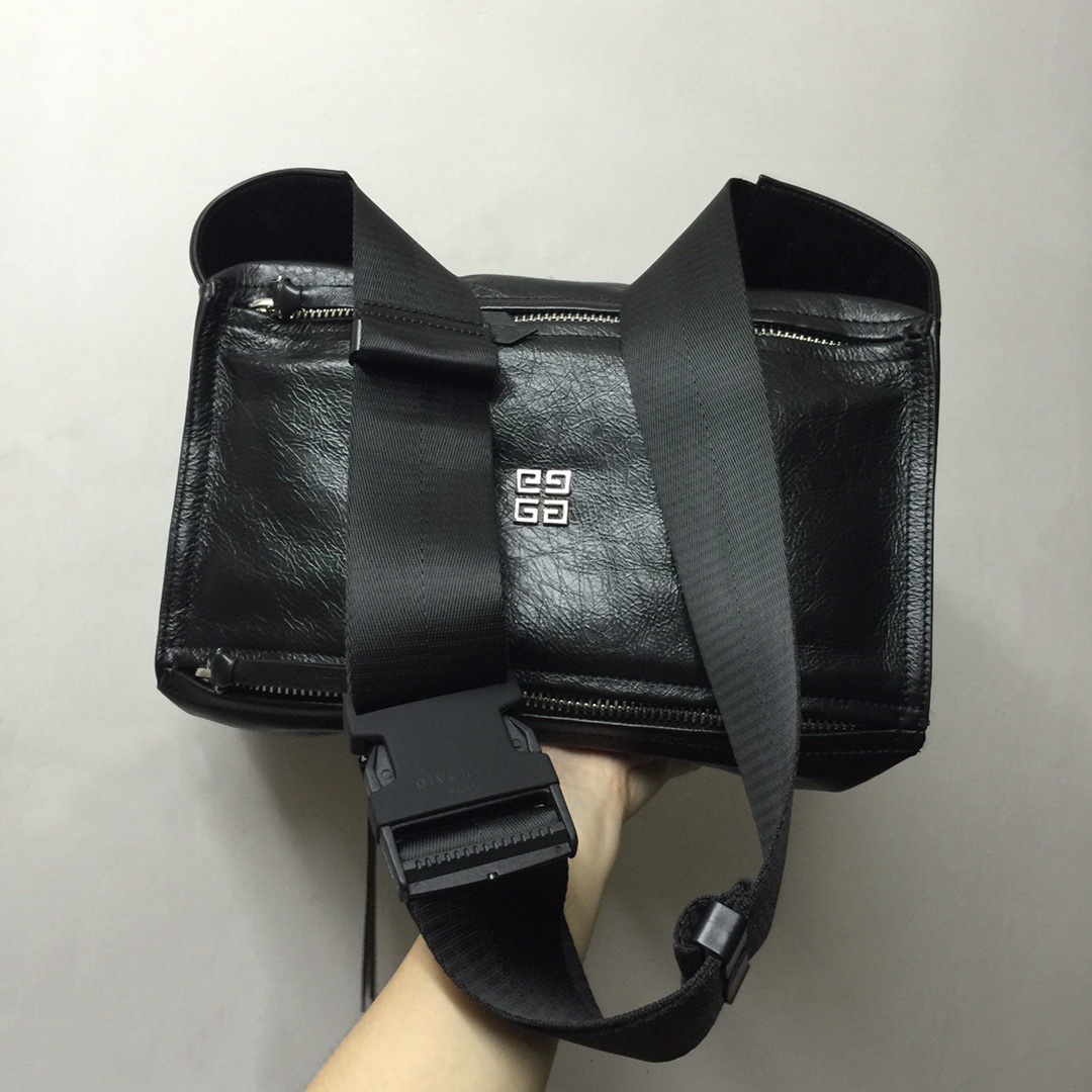 GIVENCHY纪梵希男款斜挎胸包/单肩包皮料size30x15x12cm背腻了双肩包那就试试它吧小巧轻