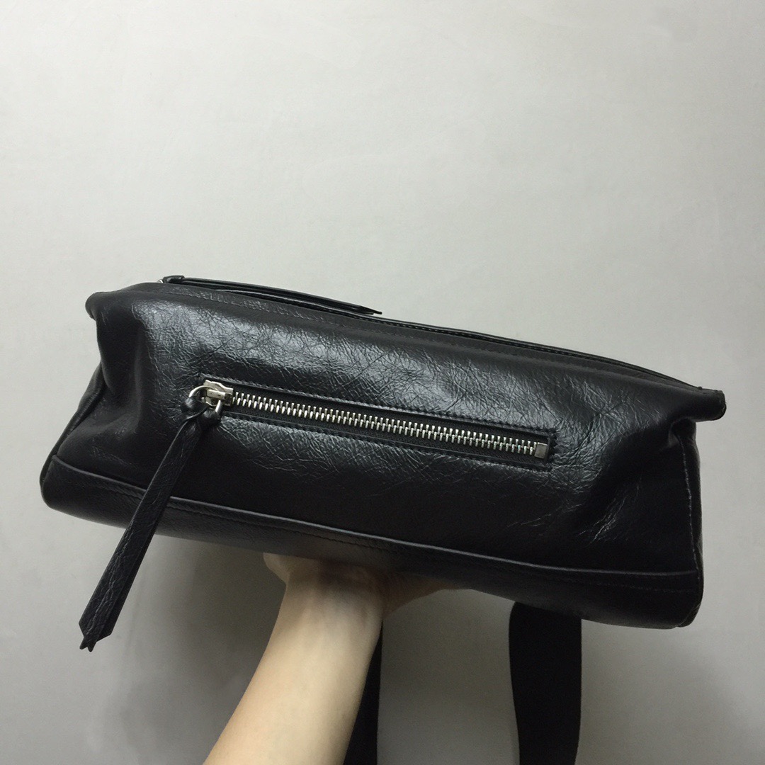GIVENCHY纪梵希男款斜挎胸包/单肩包皮料size30x15x12cm背腻了双肩包那就试试它吧小巧轻