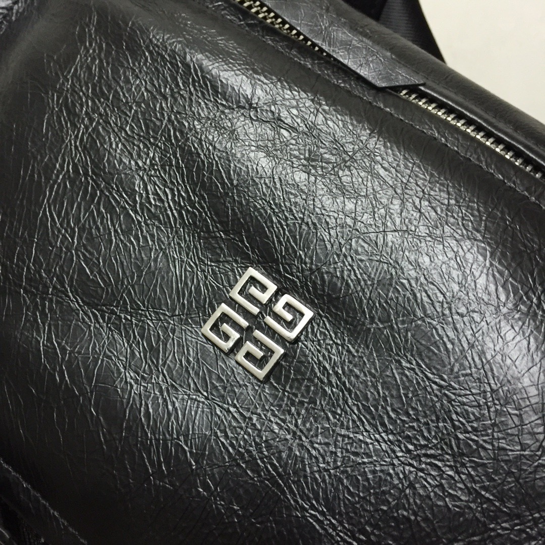 GIVENCHY纪梵希男款斜挎胸包/单肩包皮料size30x15x12cm背腻了双肩包那就试试它吧小巧轻