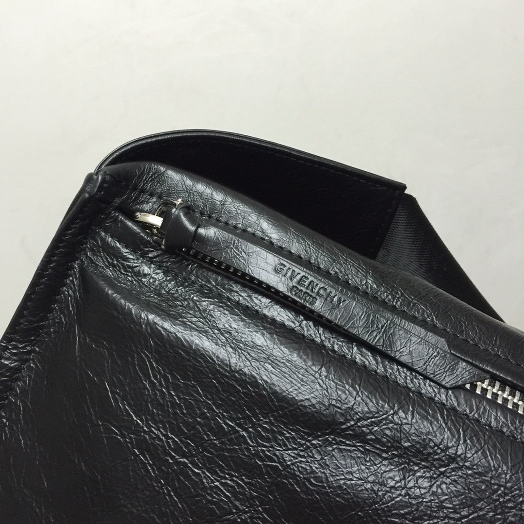 GIVENCHY纪梵希男款斜挎胸包/单肩包皮料size30x15x12cm背腻了双肩包那就试试它吧小巧轻