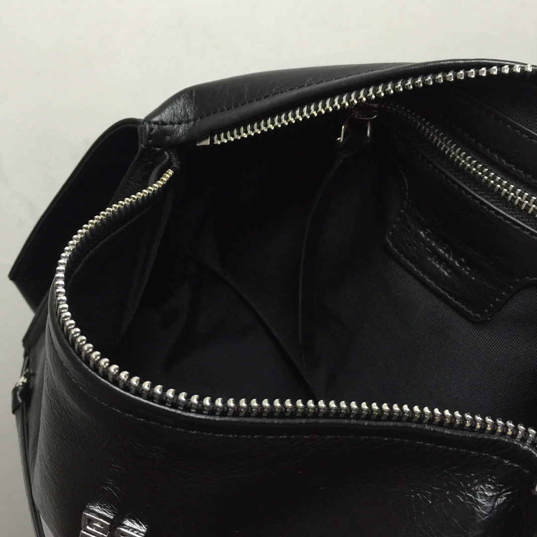GIVENCHY纪梵希男款斜挎胸包/单肩包皮料size30x15x12cm背腻了双肩包那就试试它吧小巧轻