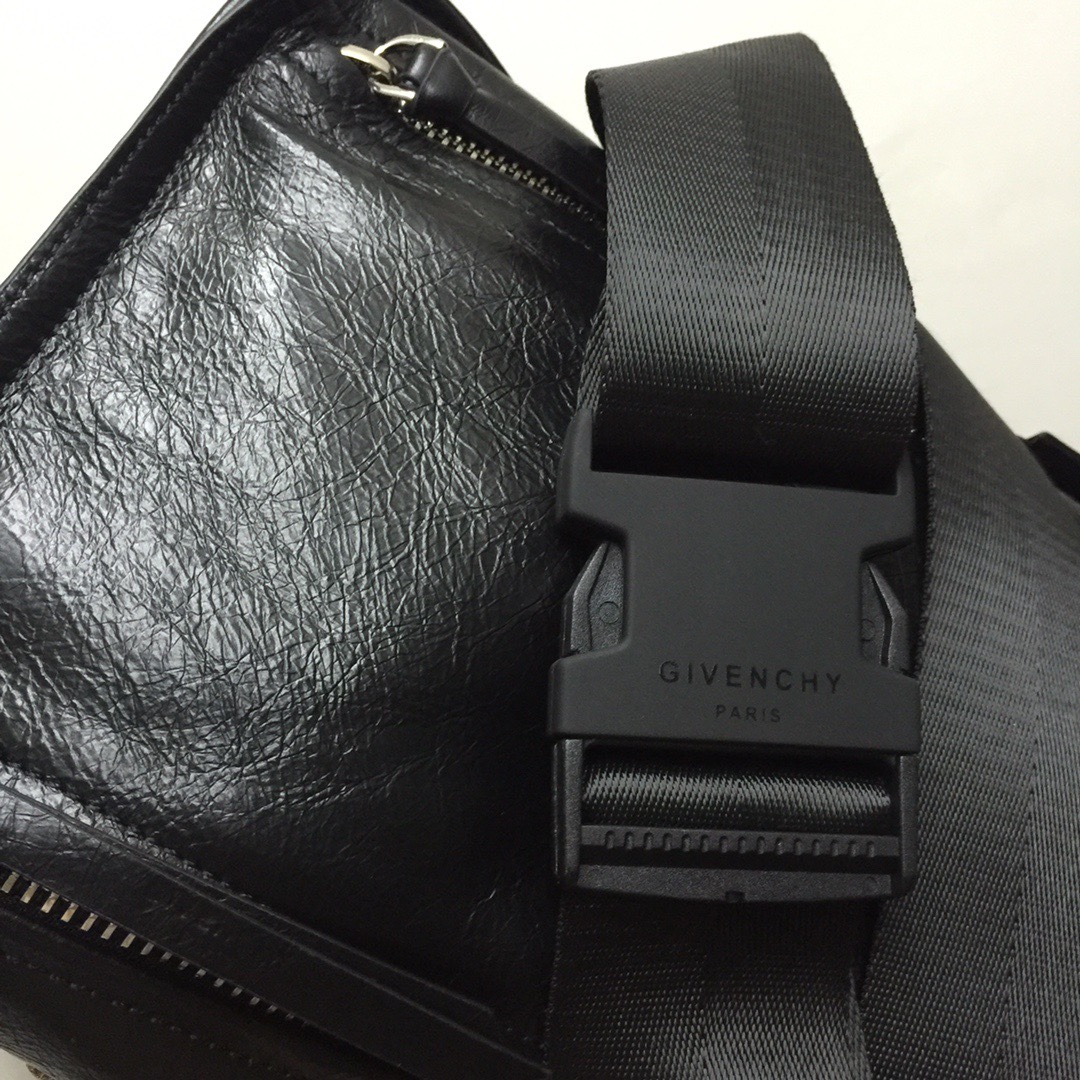 GIVENCHY纪梵希男款斜挎胸包/单肩包皮料size30x15x12cm背腻了双肩包那就试试它吧小巧轻
