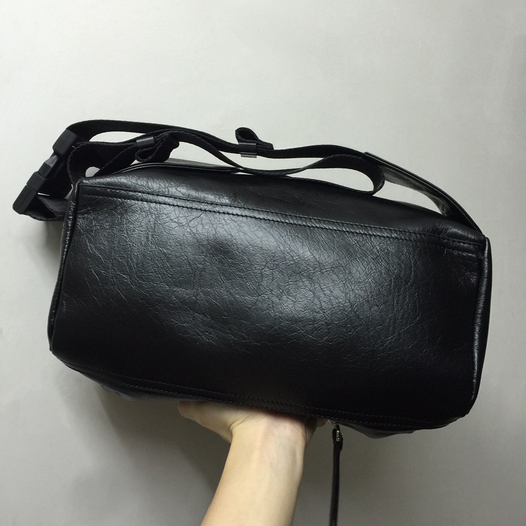 GIVENCHY纪梵希男款斜挎胸包/单肩包皮料size30x15x12cm背腻了双肩包那就试试它吧小巧轻