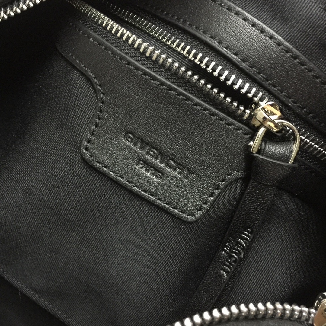 GIVENCHY纪梵希男款斜挎胸包/单肩包皮料size30x15x12cm背腻了双肩包那就试试它吧小巧轻