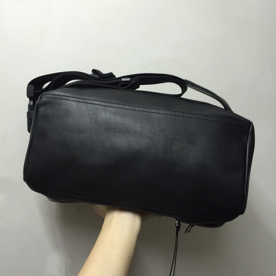 GIVENCHY纪梵希男款斜挎胸包/单肩包皮料size30x15x12cm背腻了双肩包那就试试它吧小巧轻