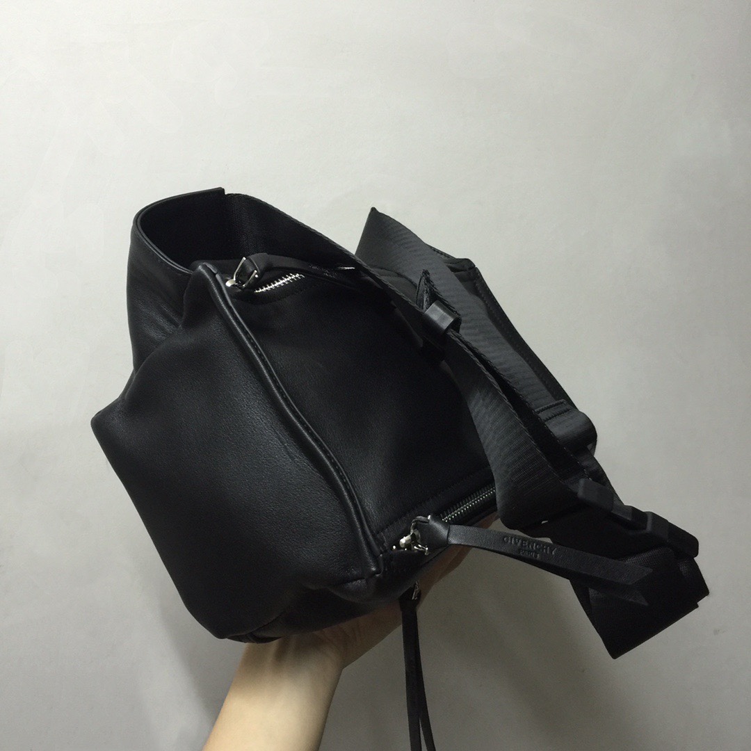 GIVENCHY纪梵希男款斜挎胸包/单肩包皮料size30x15x12cm背腻了双肩包那就试试它吧小巧轻