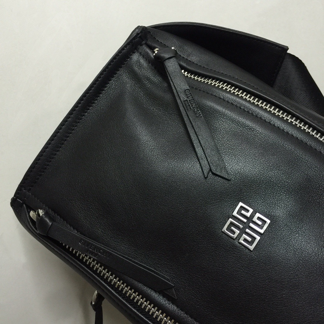 GIVENCHY纪梵希男款斜挎胸包/单肩包皮料size30x15x12cm背腻了双肩包那就试试它吧小巧轻