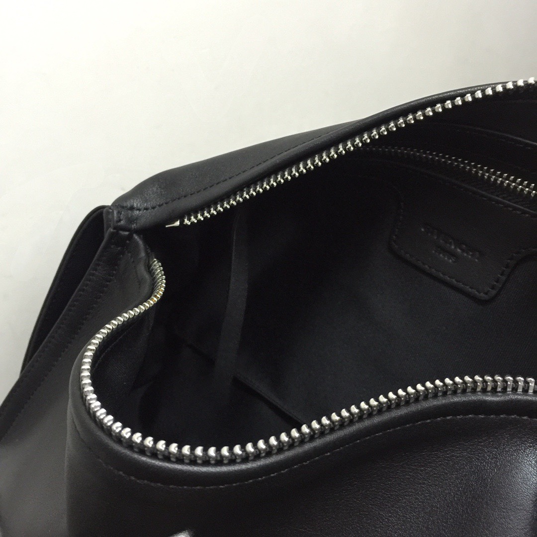 GIVENCHY纪梵希男款斜挎胸包/单肩包皮料size30x15x12cm背腻了双肩包那就试试它吧小巧轻