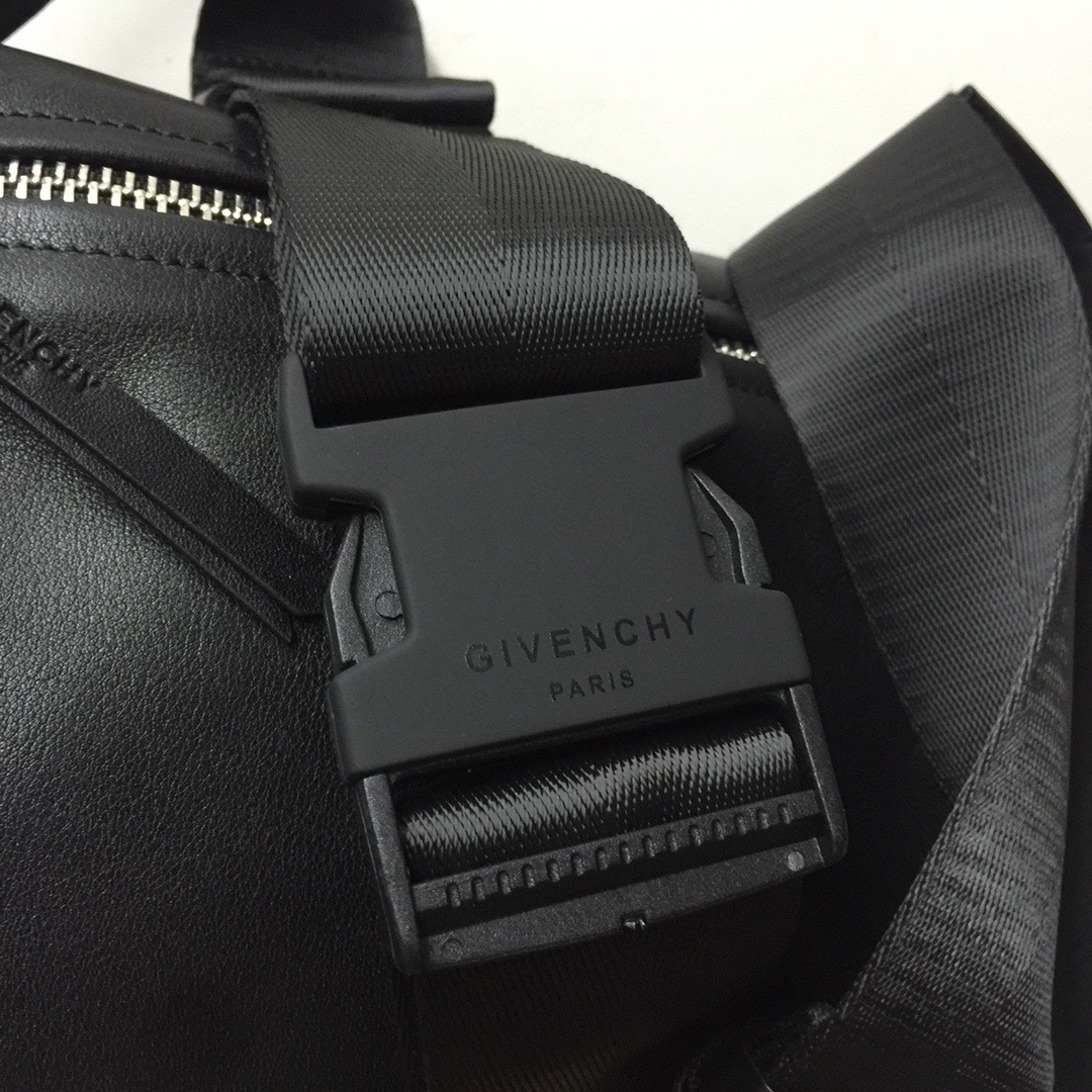 GIVENCHY纪梵希男款斜挎胸包/单肩包皮料size30x15x12cm背腻了双肩包那就试试它吧小巧轻