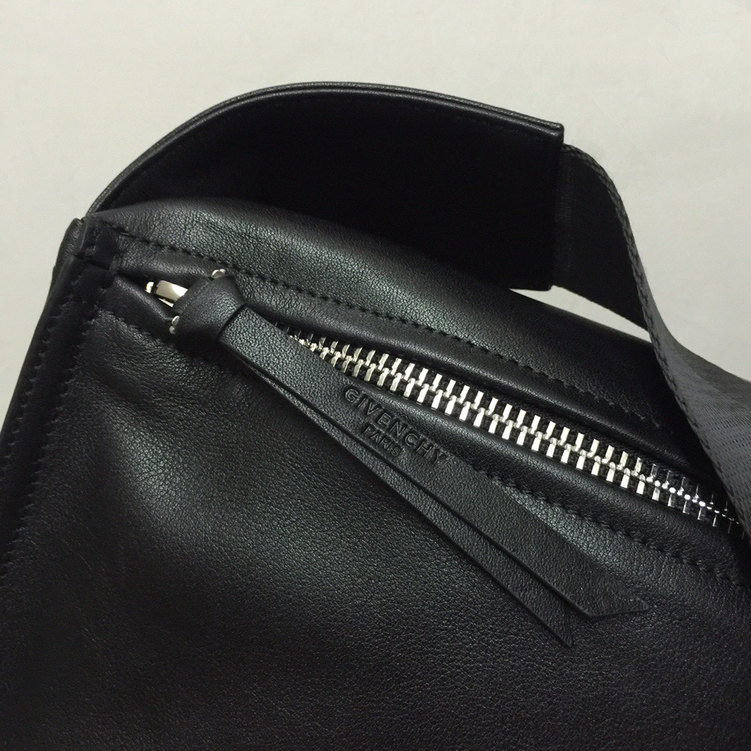 GIVENCHY纪梵希男款斜挎胸包/单肩包皮料size30x15x12cm背腻了双肩包那就试试它吧小巧轻