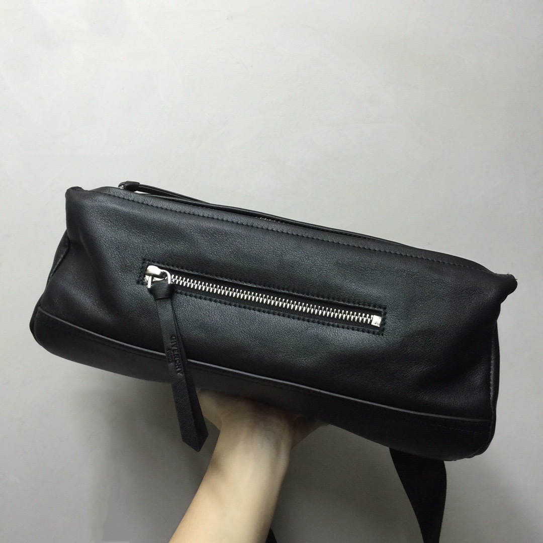 GIVENCHY纪梵希男款斜挎胸包/单肩包皮料size30x15x12cm背腻了双肩包那就试试它吧小巧轻