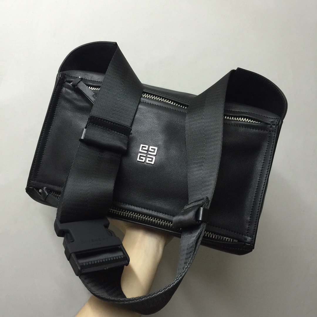GIVENCHY纪梵希男款斜挎胸包/单肩包皮料size30x15x12cm背腻了双肩包那就试试它吧小巧轻