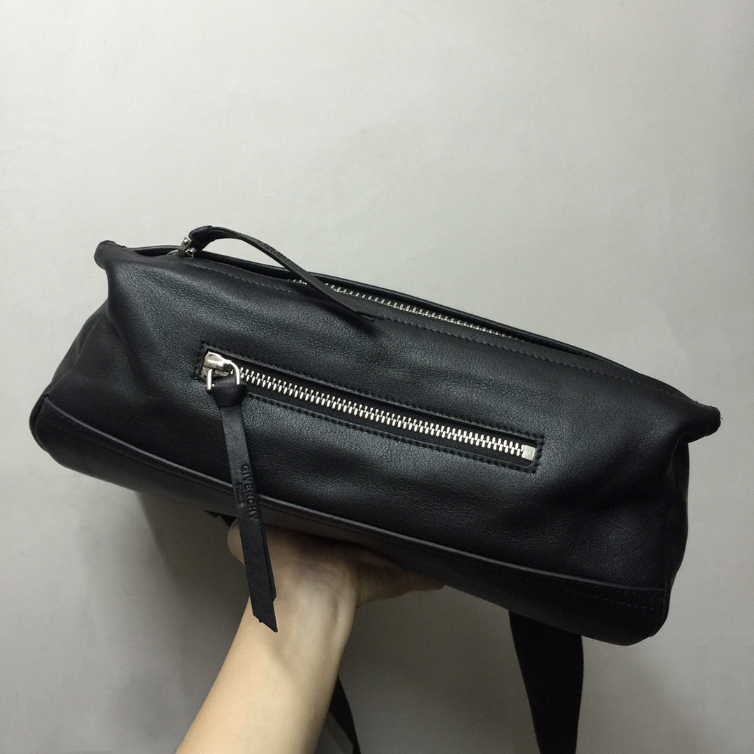 GIVENCHY纪梵希男款斜挎胸包/单肩包皮料size30x15x12cm背腻了双肩包那就试试它吧小巧轻