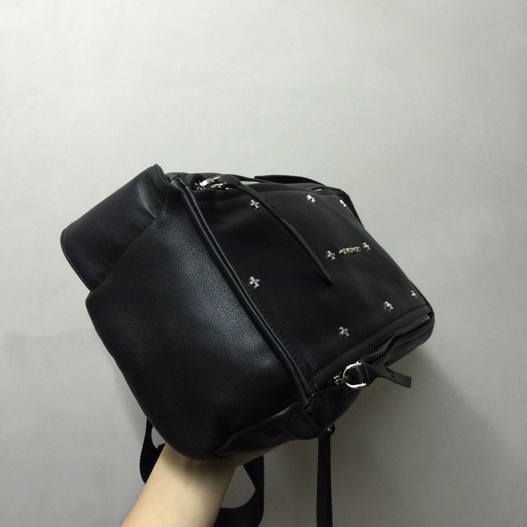 GIVENCHY纪梵希男款斜挎胸包/单肩包皮料size30x15x12cm背腻了双肩包那就试试它吧小巧轻