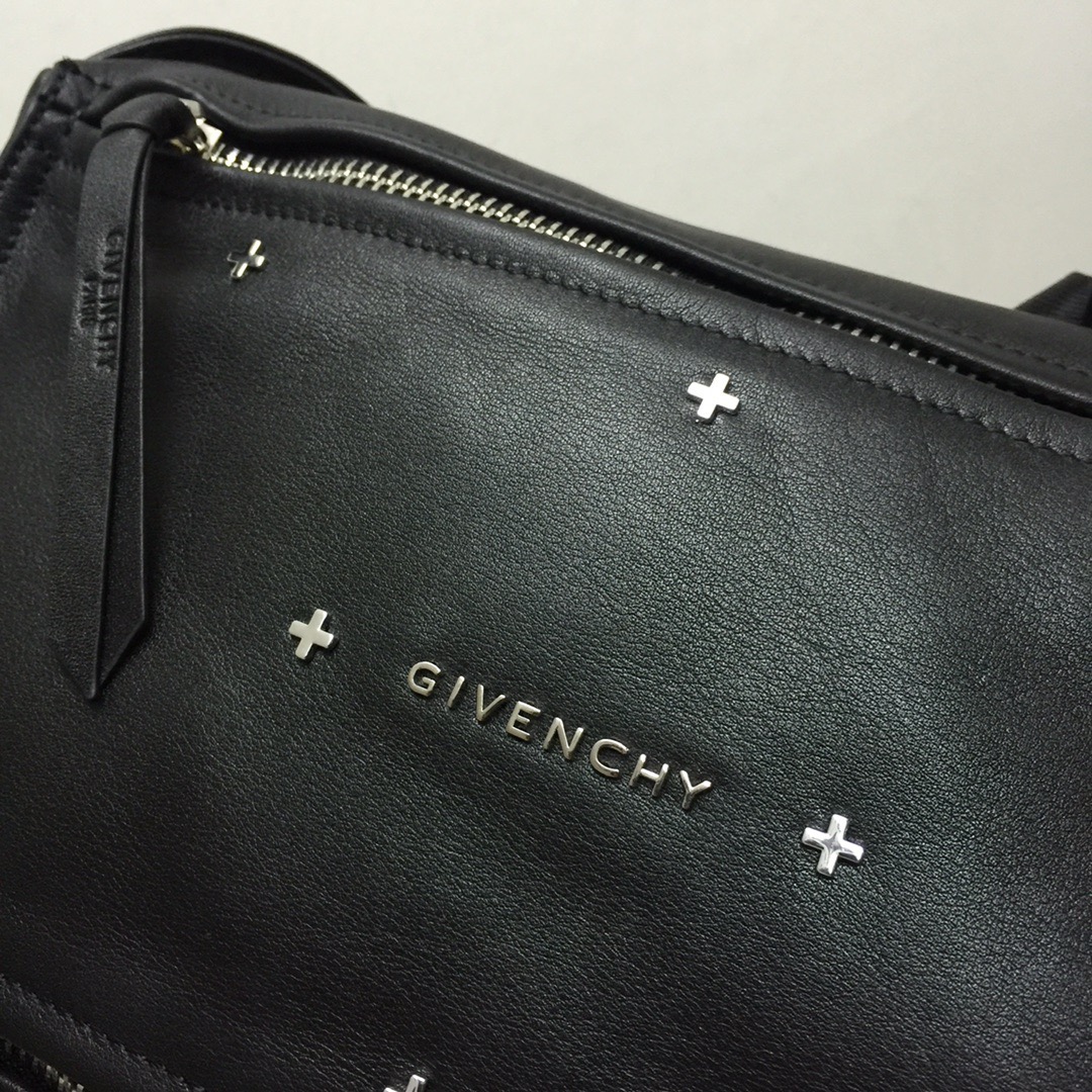 GIVENCHY纪梵希男款斜挎胸包/单肩包皮料size30x15x12cm背腻了双肩包那就试试它吧小巧轻