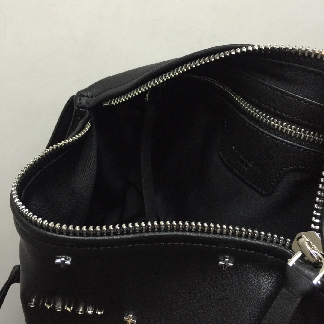 GIVENCHY纪梵希男款斜挎胸包/单肩包皮料size30x15x12cm背腻了双肩包那就试试它吧小巧轻