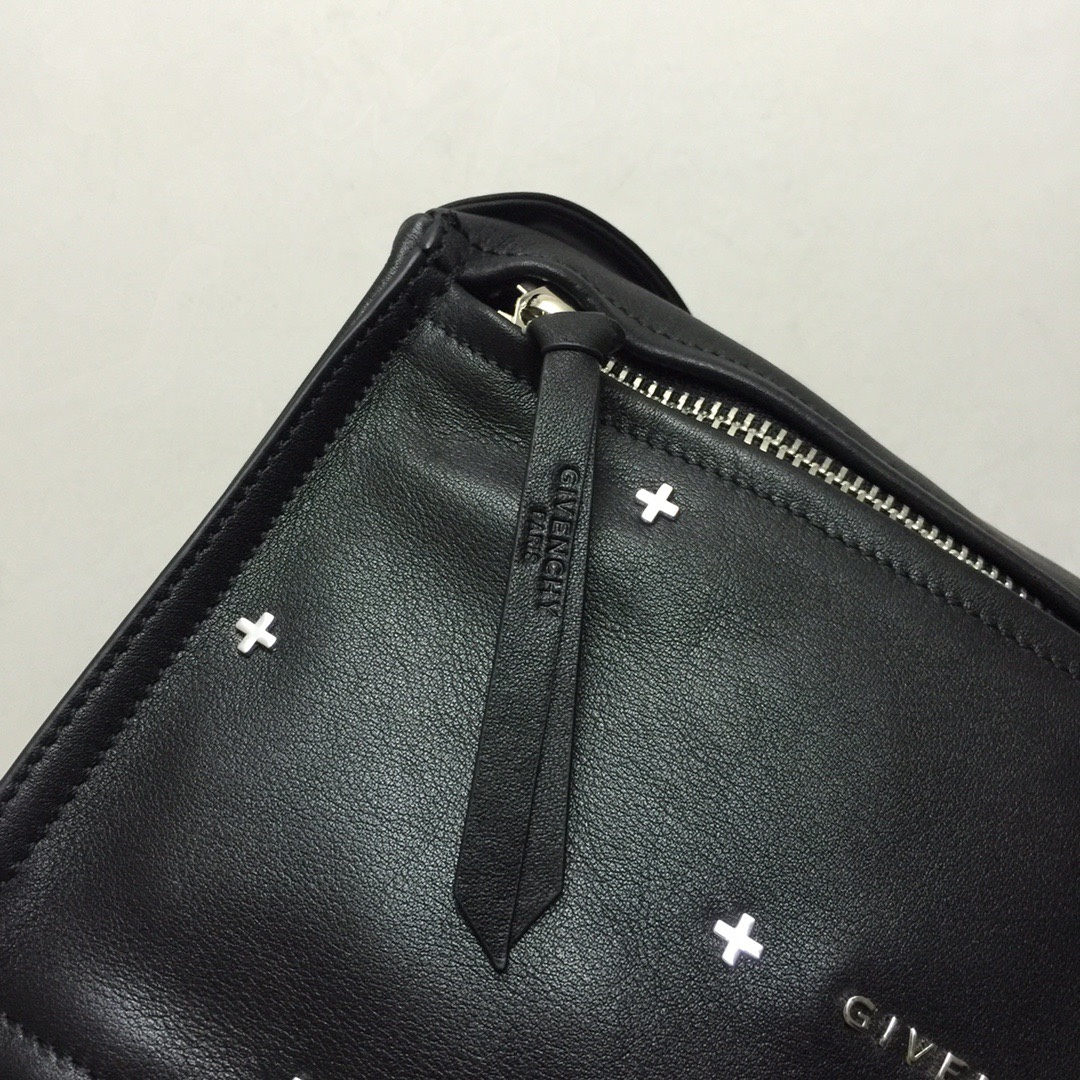 GIVENCHY纪梵希男款斜挎胸包/单肩包皮料size30x15x12cm背腻了双肩包那就试试它吧小巧轻