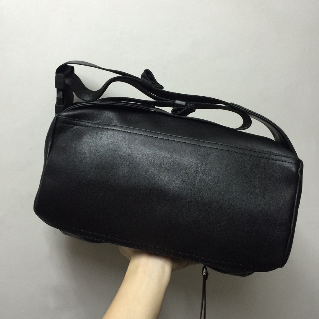 GIVENCHY纪梵希男款斜挎胸包/单肩包皮料size30x15x12cm背腻了双肩包那就试试它吧小巧轻