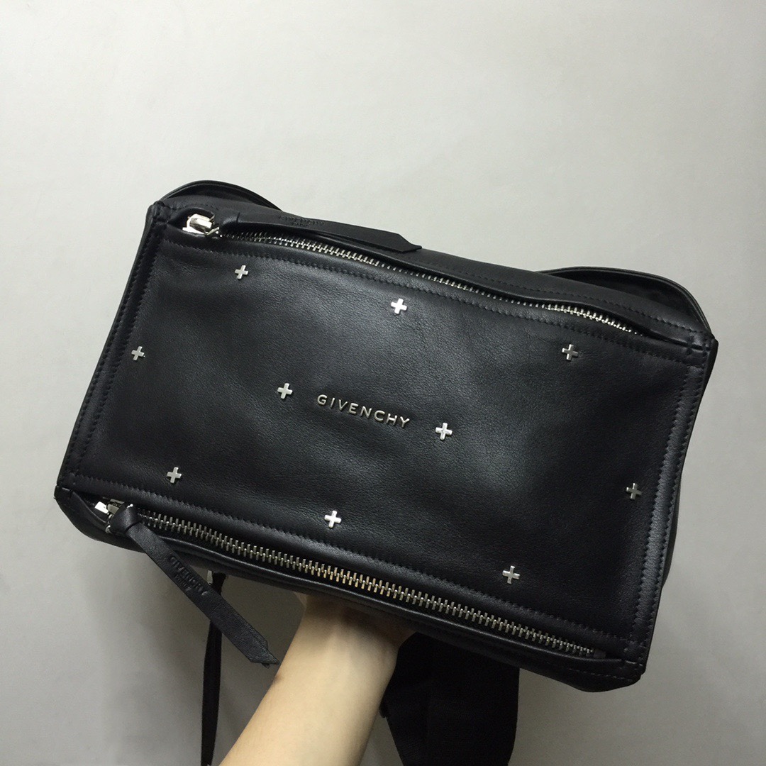 GIVENCHY纪梵希男款斜挎胸包/单肩包皮料size30x15x12cm背腻了双肩包那就试试它吧小巧轻