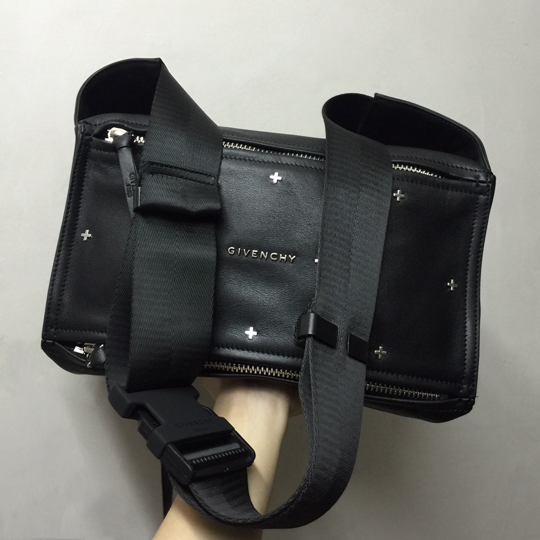 GIVENCHY纪梵希男款斜挎胸包/单肩包皮料size30x15x12cm背腻了双肩包那就试试它吧小巧轻