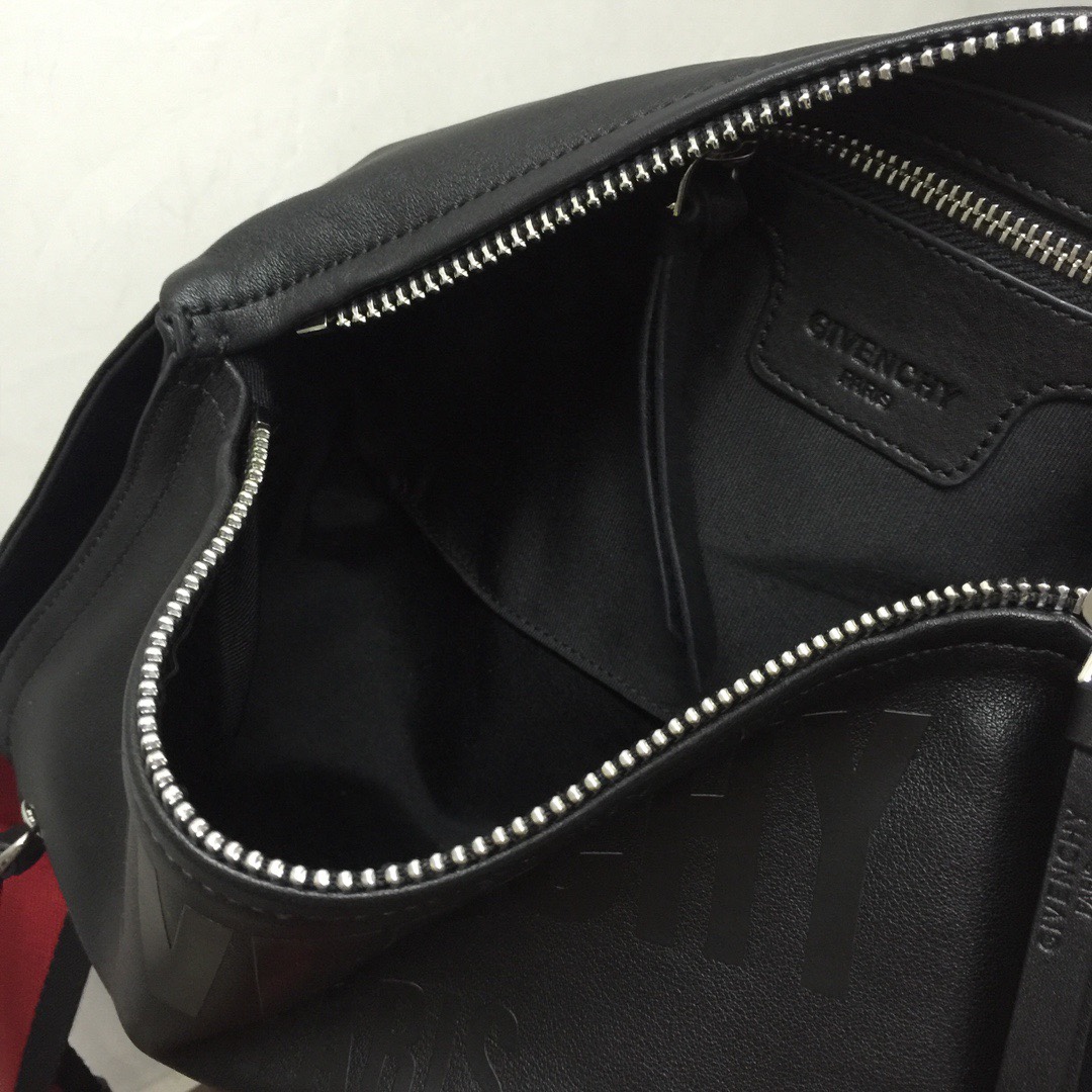 GIVENCHY纪梵希男款斜挎胸包/单肩包皮料size30x15x12cm背腻了双肩包那就试试它吧小巧轻