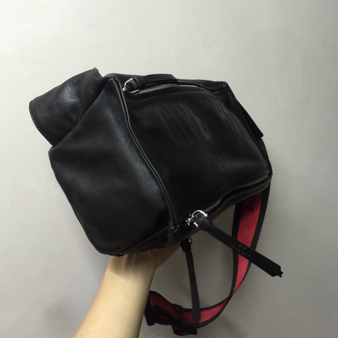 GIVENCHY纪梵希男款斜挎胸包/单肩包皮料size30x15x12cm背腻了双肩包那就试试它吧小巧轻