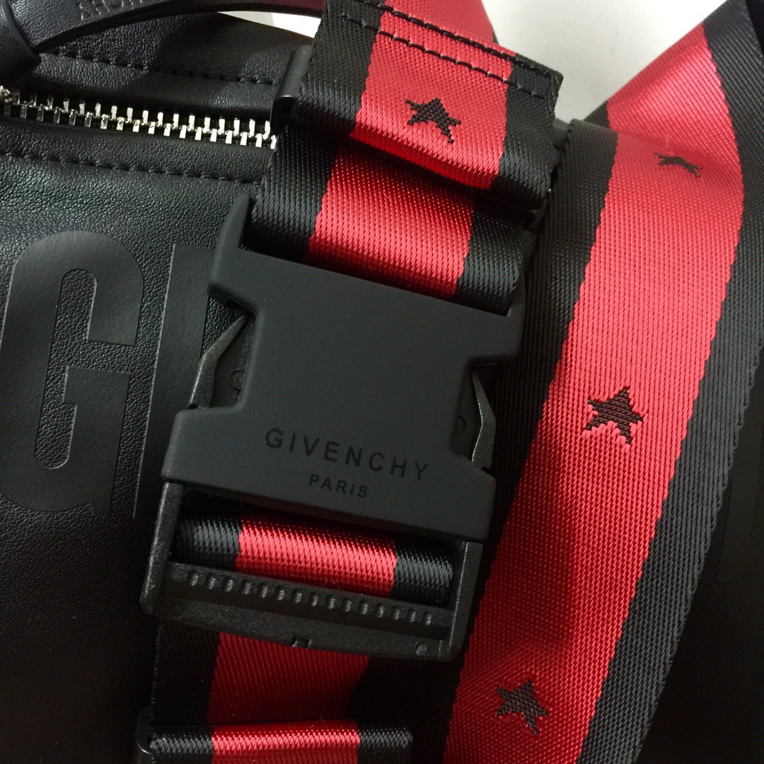 GIVENCHY纪梵希男款斜挎胸包/单肩包皮料size30x15x12cm背腻了双肩包那就试试它吧小巧轻