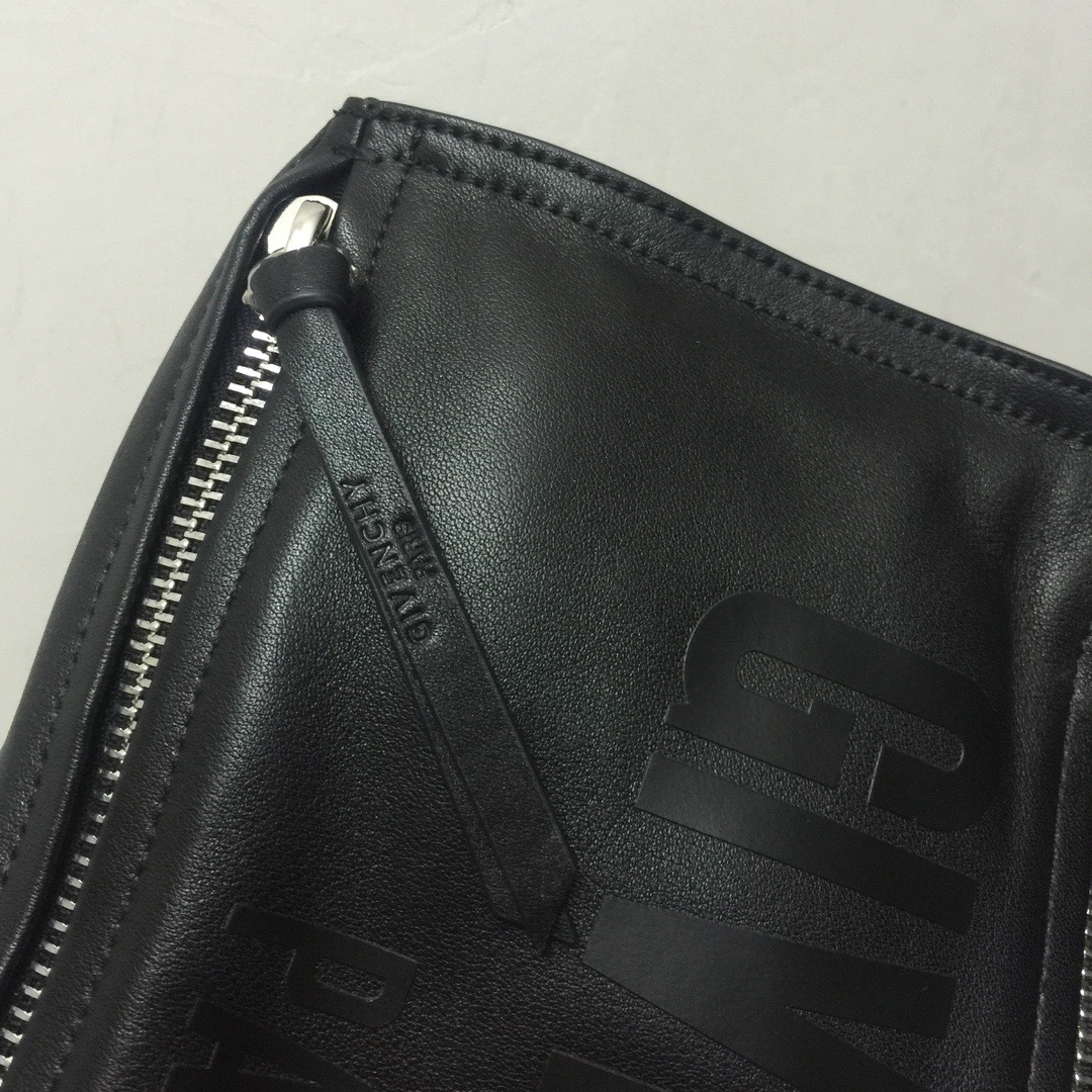 GIVENCHY纪梵希男款斜挎胸包/单肩包皮料size30x15x12cm背腻了双肩包那就试试它吧小巧轻