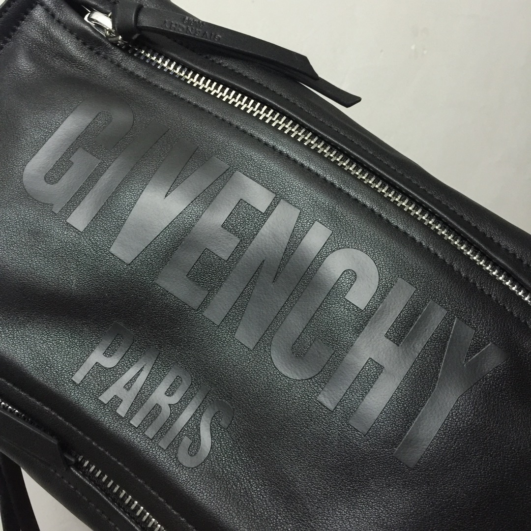 GIVENCHY纪梵希男款斜挎胸包/单肩包皮料size30x15x12cm背腻了双肩包那就试试它吧小巧轻