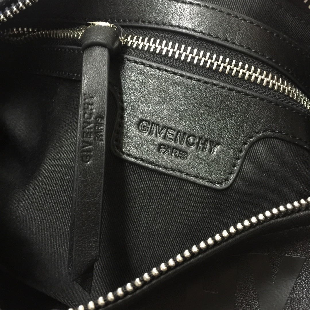 GIVENCHY纪梵希男款斜挎胸包/单肩包皮料size30x15x12cm背腻了双肩包那就试试它吧小巧轻