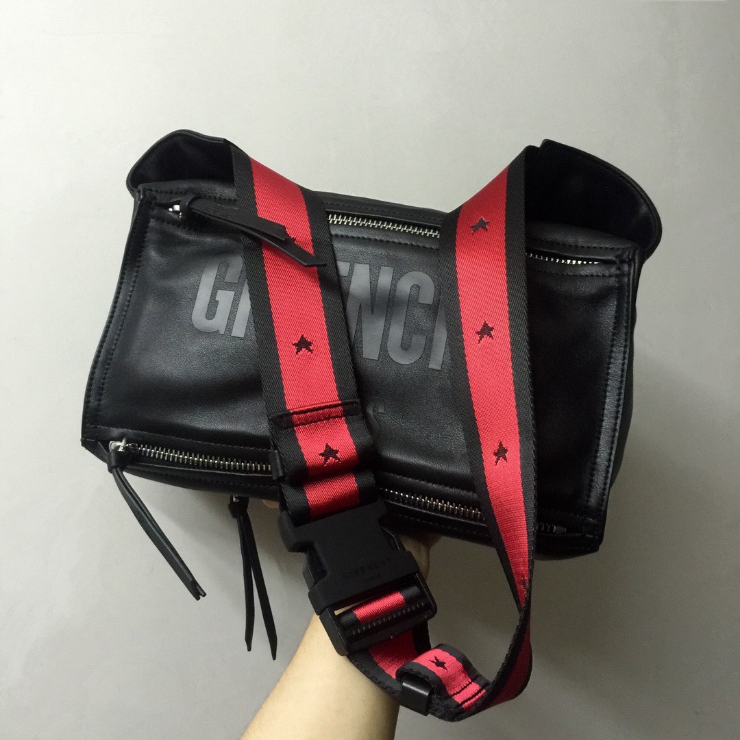GIVENCHY纪梵希男款斜挎胸包/单肩包皮料size30x15x12cm背腻了双肩包那就试试它吧小巧轻