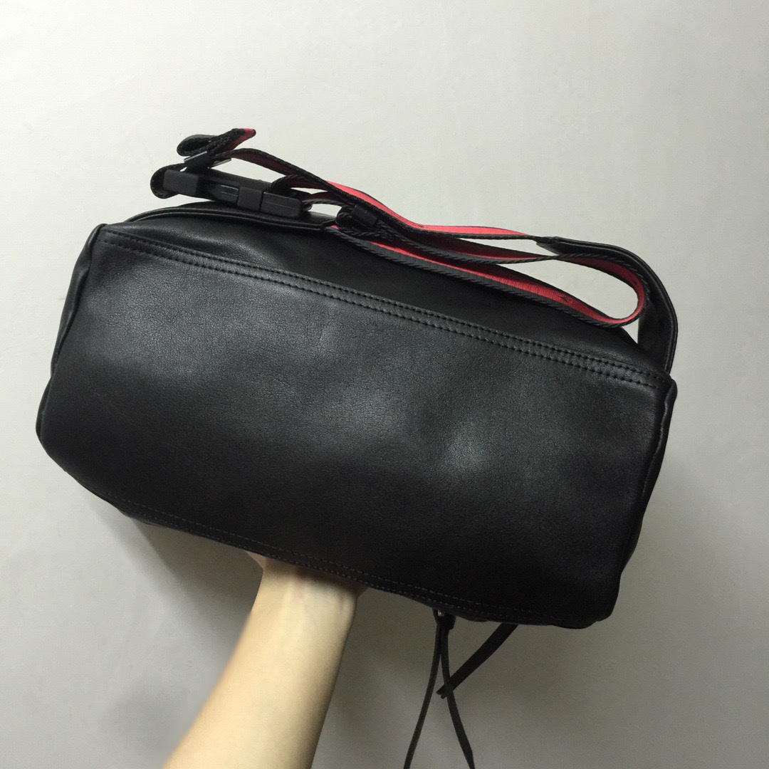 GIVENCHY纪梵希男款斜挎胸包/单肩包皮料size30x15x12cm背腻了双肩包那就试试它吧小巧轻