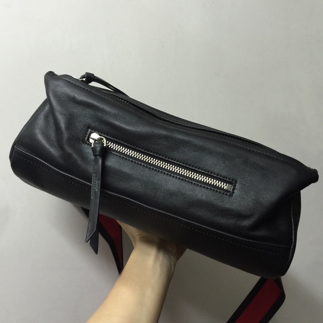 GIVENCHY纪梵希男款斜挎胸包/单肩包皮料size30x15x12cm背腻了双肩包那就试试它吧小巧轻