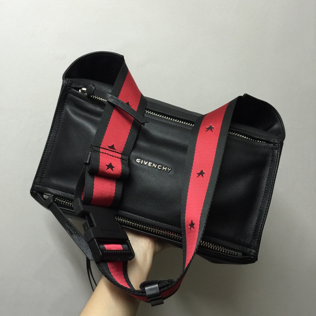 GIVENCHY纪梵希男款斜挎胸包/单肩包皮料size30x15x12cm背腻了双肩包那就试试它吧小巧轻