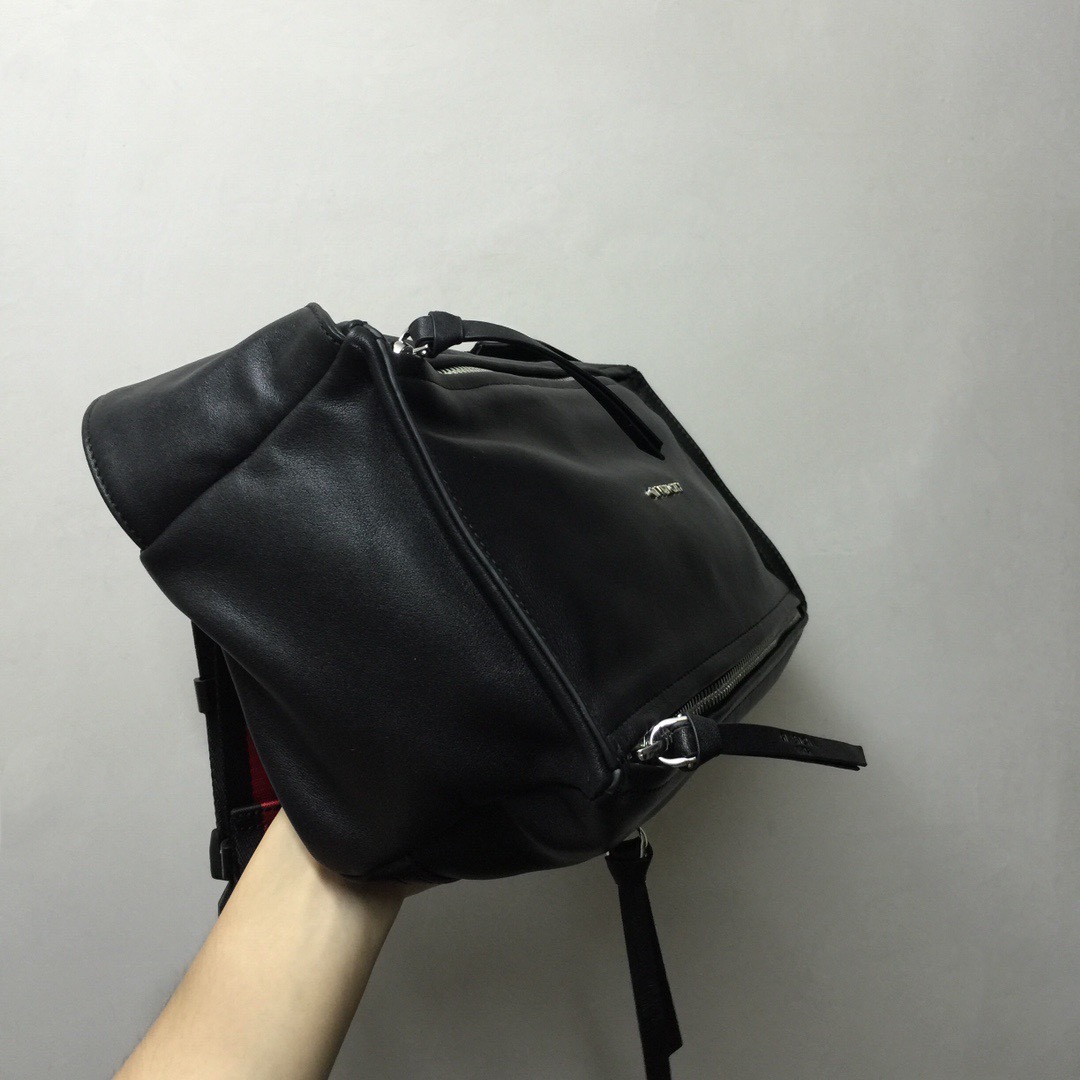 GIVENCHY纪梵希男款斜挎胸包/单肩包皮料size30x15x12cm背腻了双肩包那就试试它吧小巧轻