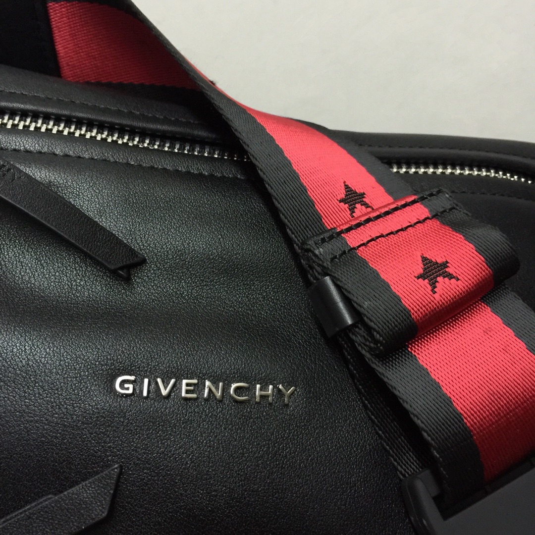 GIVENCHY纪梵希男款斜挎胸包/单肩包皮料size30x15x12cm背腻了双肩包那就试试它吧小巧轻