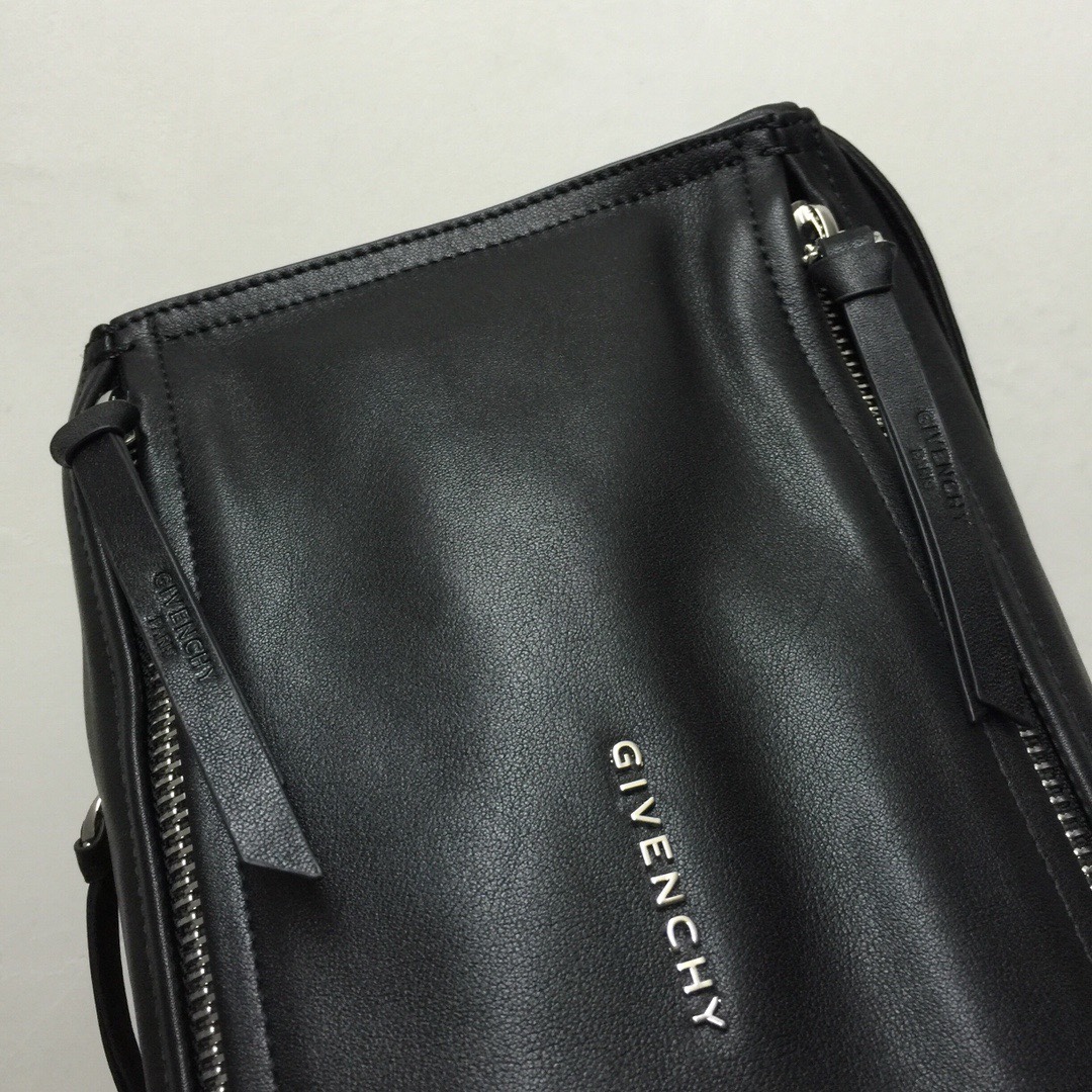 GIVENCHY纪梵希男款斜挎胸包/单肩包皮料size30x15x12cm背腻了双肩包那就试试它吧小巧轻