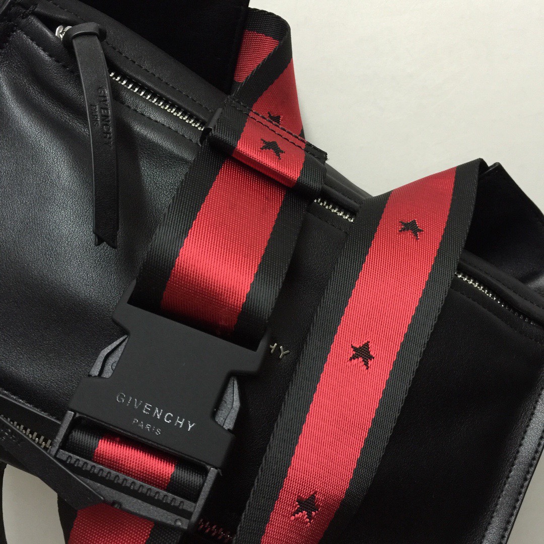 GIVENCHY纪梵希男款斜挎胸包/单肩包皮料size30x15x12cm背腻了双肩包那就试试它吧小巧轻