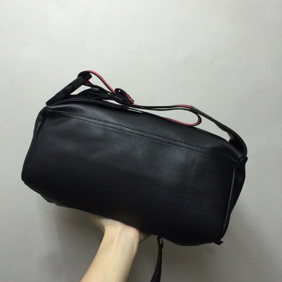 GIVENCHY纪梵希男款斜挎胸包/单肩包皮料size30x15x12cm背腻了双肩包那就试试它吧小巧轻