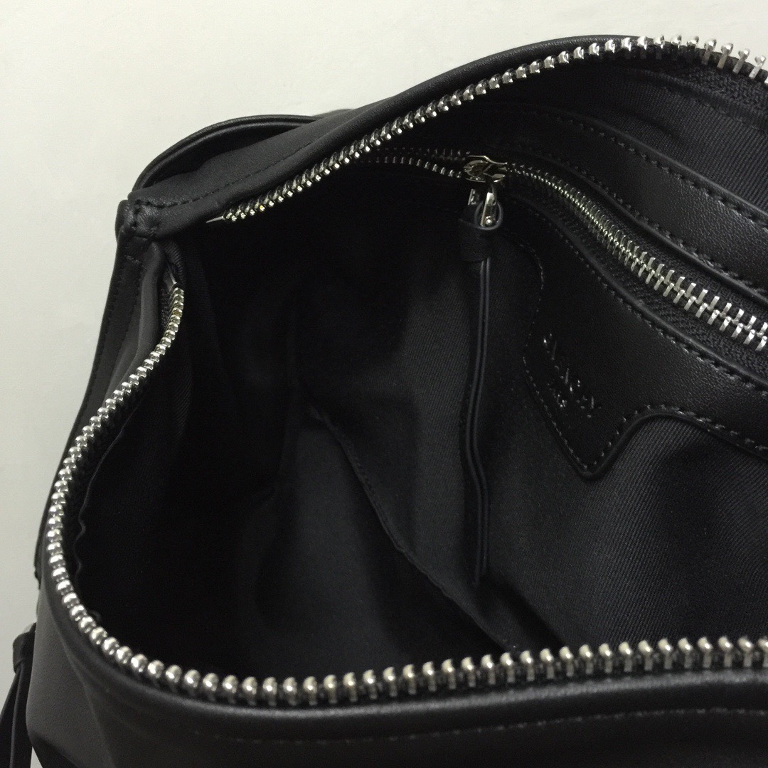 GIVENCHY纪梵希男款斜挎胸包/单肩包皮料size30x15x12cm背腻了双肩包那就试试它吧小巧轻