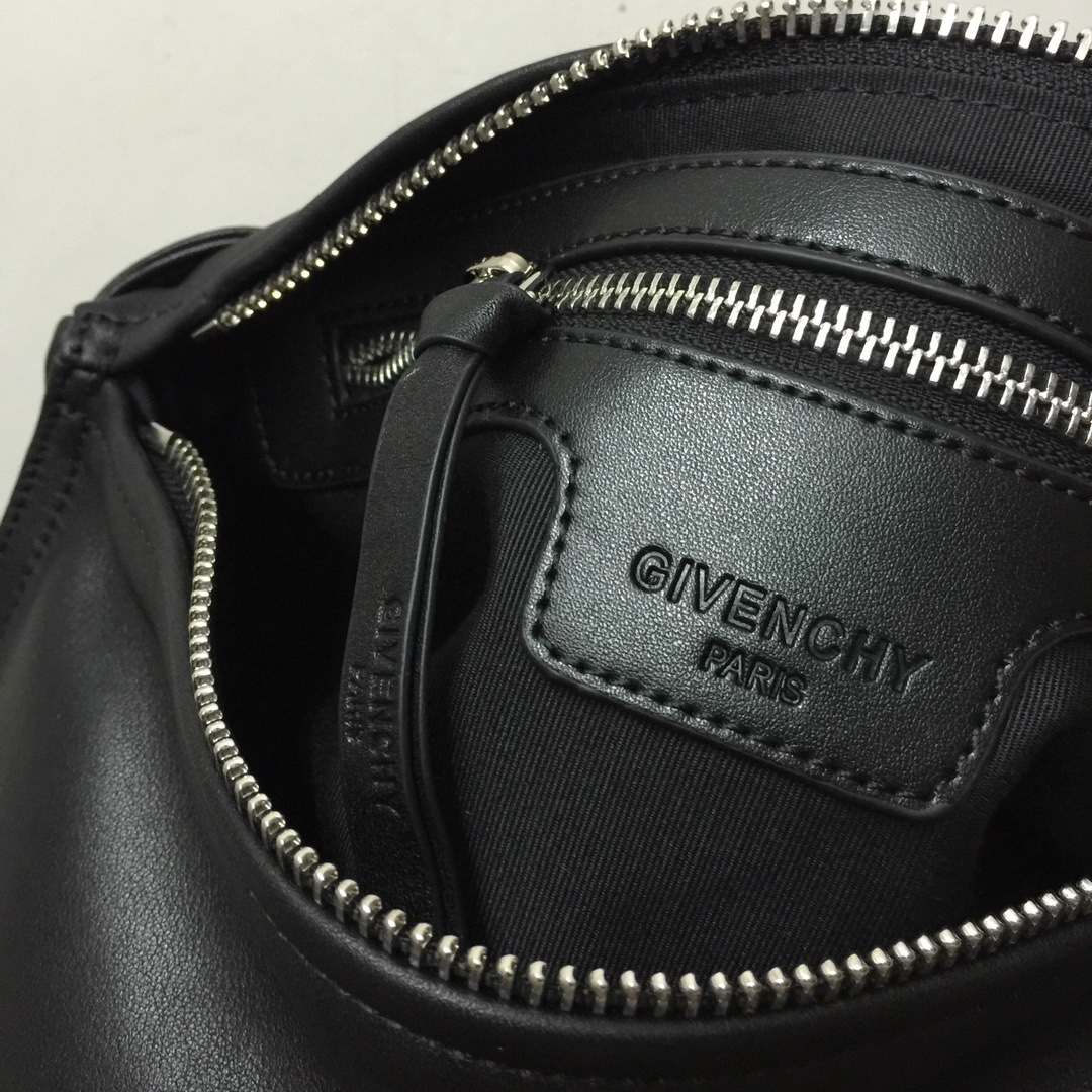 GIVENCHY纪梵希男款斜挎胸包/单肩包皮料size30x15x12cm背腻了双肩包那就试试它吧小巧轻