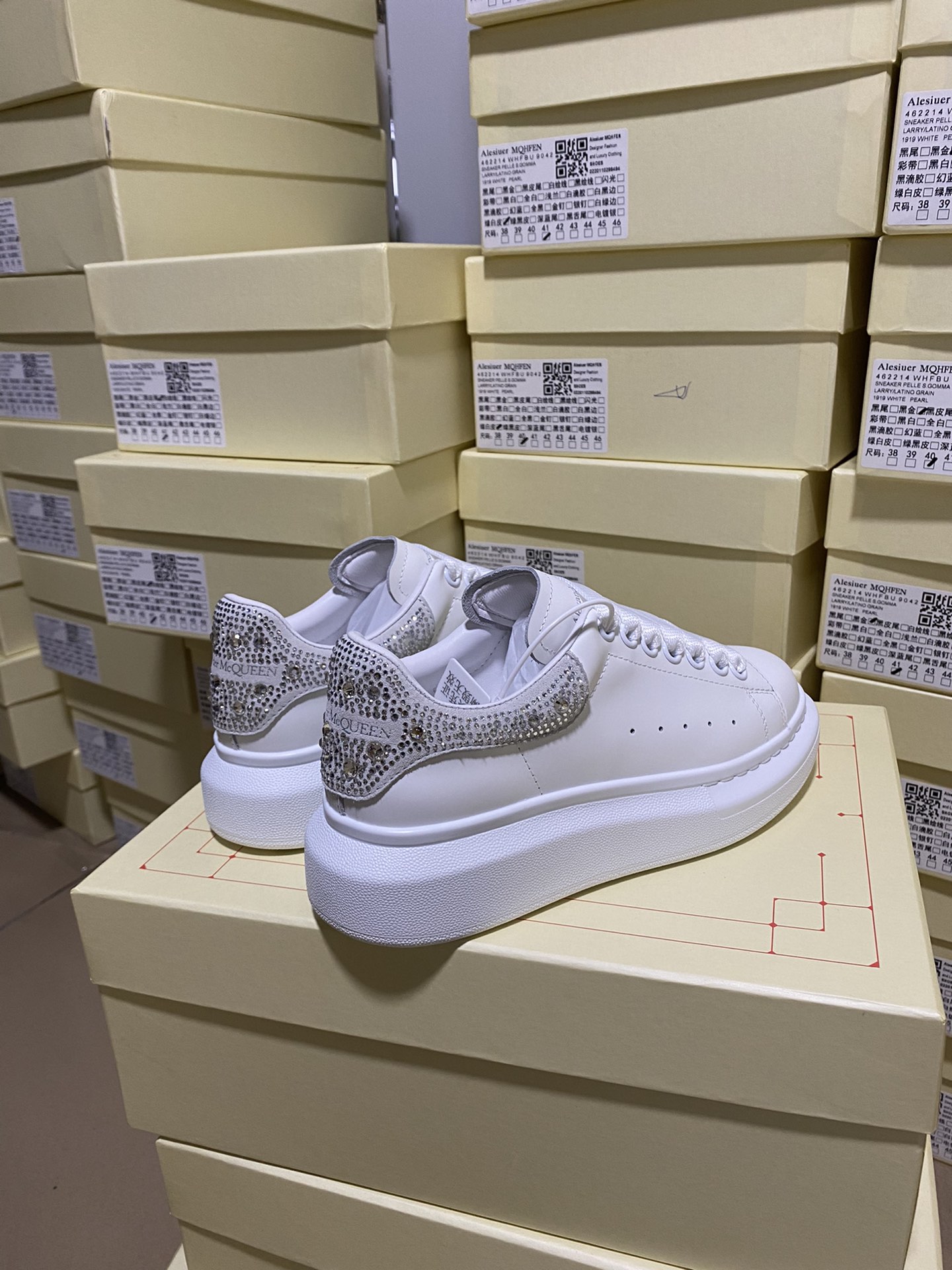 p300 亚力山大 麦昆Alexander McQUEEN高版本 经典钻尾小白鞋  码数：34-44    男+10