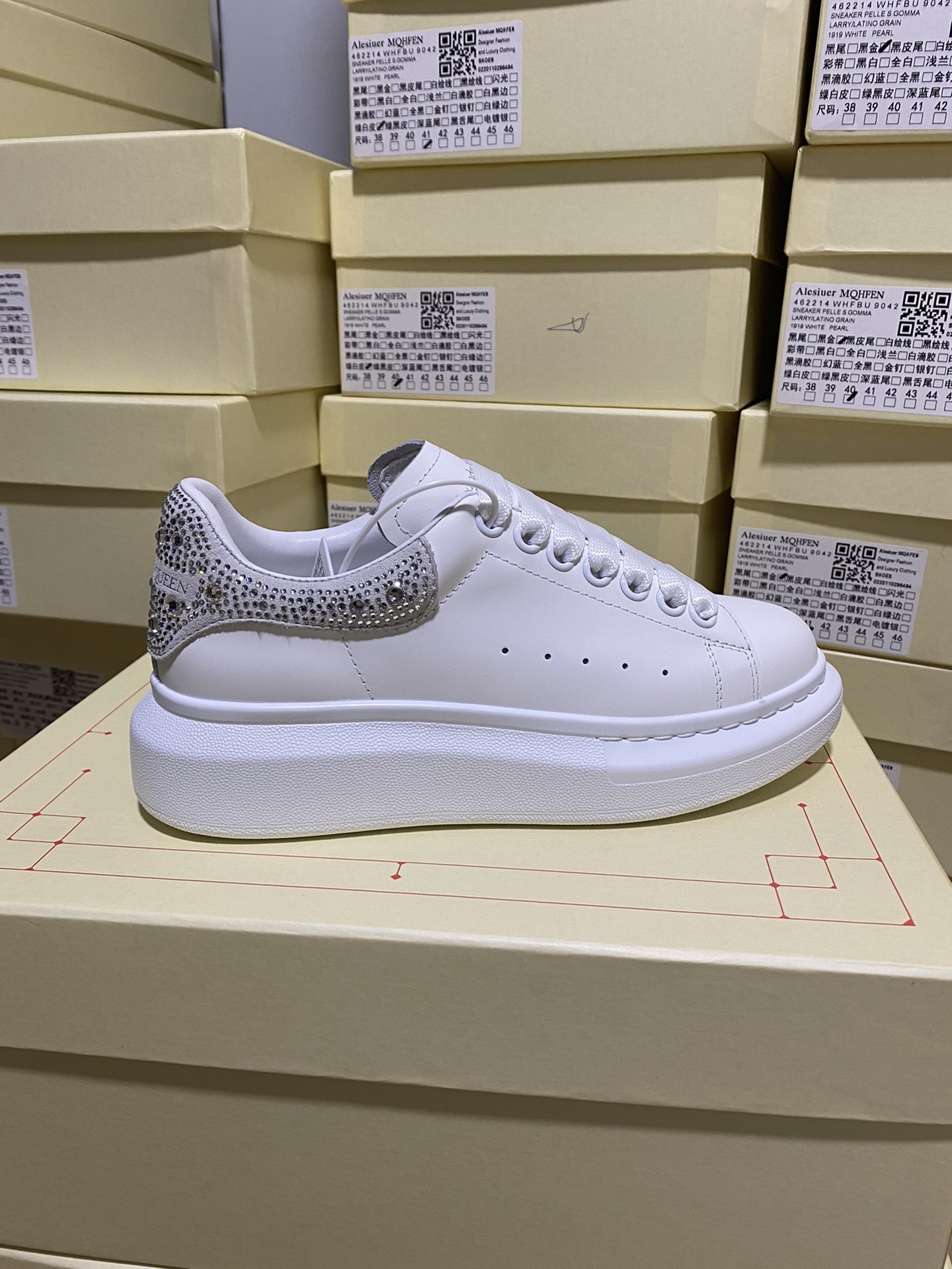 p300 亚力山大 麦昆Alexander McQUEEN高版本 经典钻尾小白鞋  码数：34-44    男+10