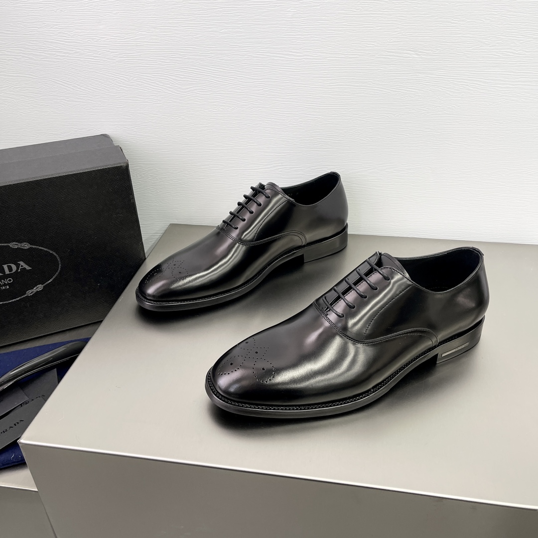 NO:270555,PRADA/Prada Calf leather men's business formal leather shoes Oxford shoes with calf leather uppers, same-color waxed lace-up design, exquisite toewear with brick carved details, classic and elegant, black can be matched with various formal wear, cowhide inner foot pad, genuine leather sole, front shoe heel with anti-slip wear-resistant rubber patch, extraordinary temperament on the upper foot, delicate, soft, comfortable and breathable leather!  Complete set to change packaging!  Size 39-40-41-42-43 Standard leather shoe size, prada, prada, cowhide19860909PRADA/普拉达 小牛皮皮革男士商务正装皮鞋牛津鞋 采用小牛皮皮革鞋面 同色打蜡系带设计 精致鞋头饰有布洛克雕花细节 经典优雅 黑色可搭配各式正装 牛皮内里垫脚 真皮鞋底 前掌后跟带有防滑耐磨橡胶贴片 上脚气质非凡 皮质细腻柔软舒适透气！配全套换包装！ 码数39-40-41-42-43 标准皮鞋码,,prada,prada,cowhide,Men's shoes