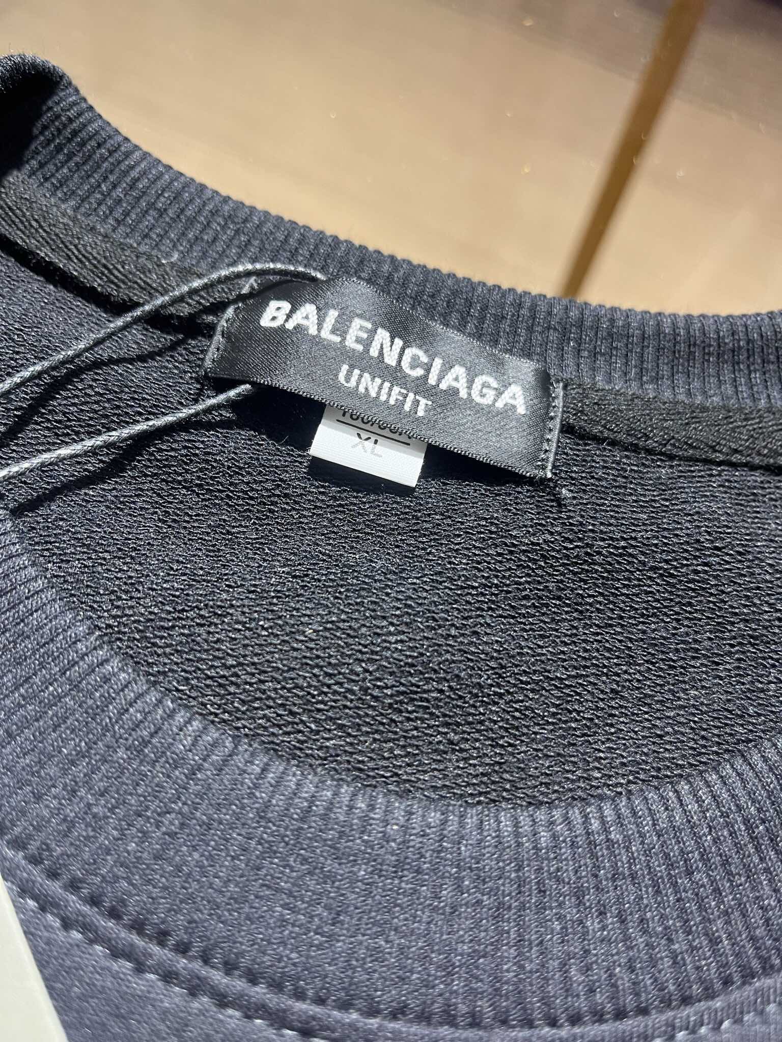 不加绒💰160   加绒💰170
【巴黎世家 Balenciaga可乐波浪  百搭情侣长袖款打底圆领卫衣！】
颜色：黑色  白色
尺码：S-3XL(参考图片尺码)