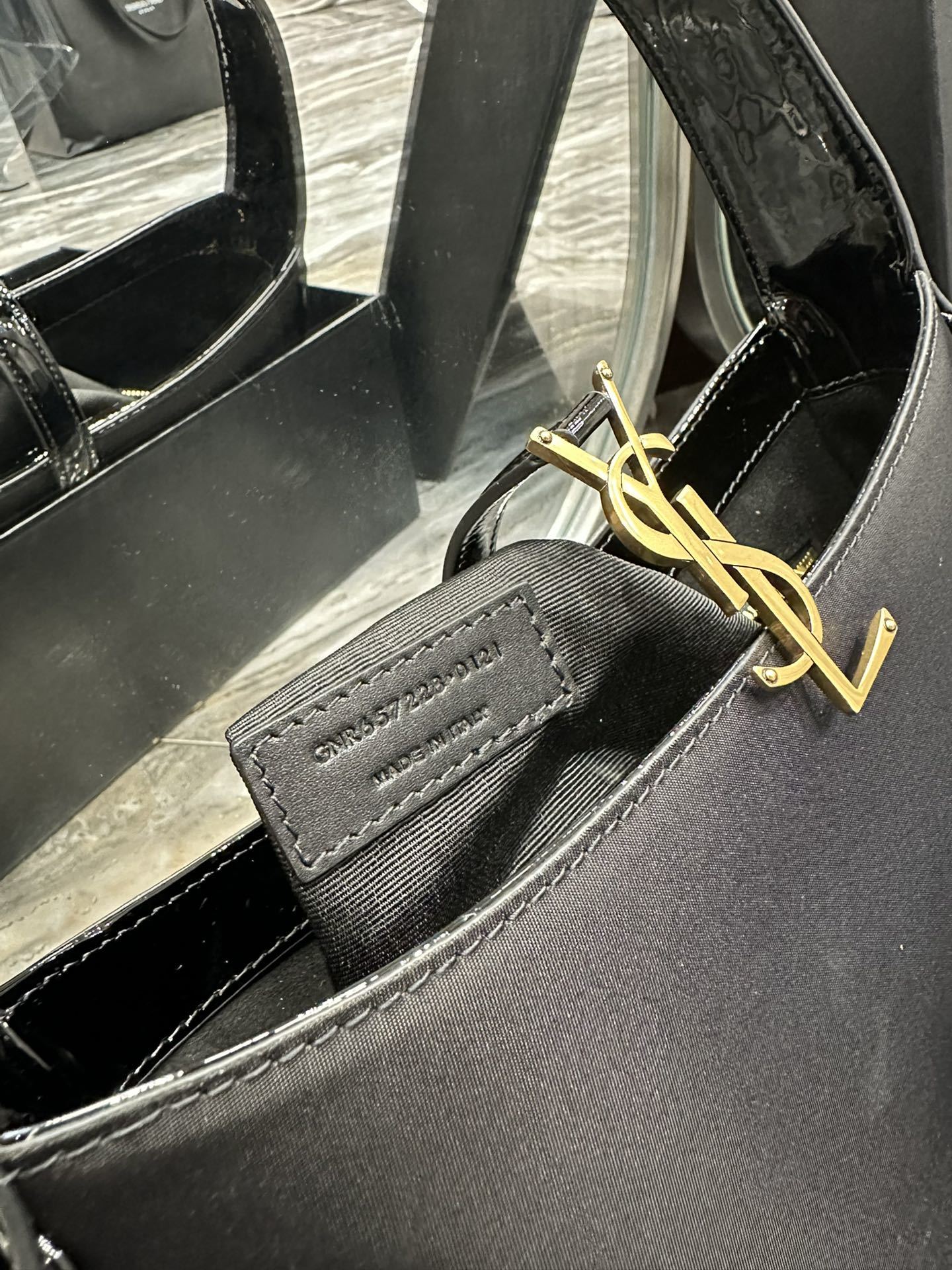 原厂皮黑色缎面配漆皮_550腋下包Le5A7Bag强推️今年的宝藏包包之一!极简外形+金属logo扣开合