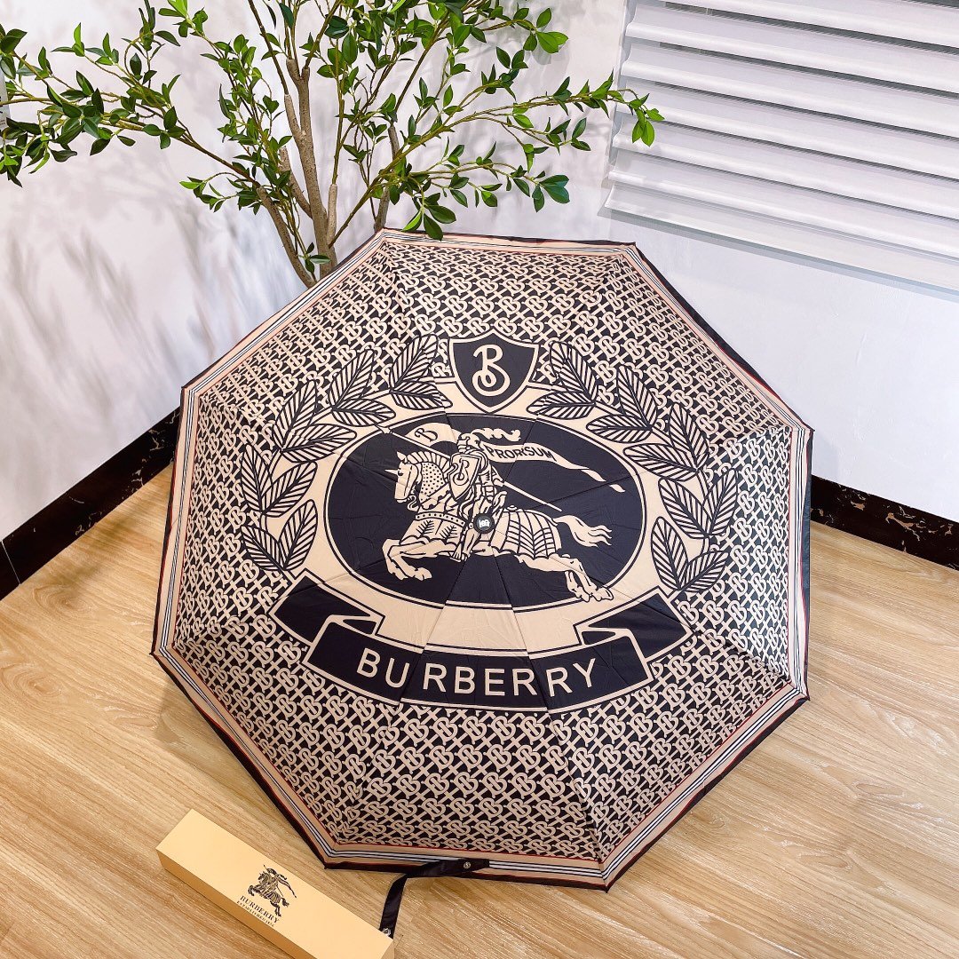 BURBERRY巴宝莉全自动三折睛雨伞今年最火爆配以今年最新图案采用高端喷绘完美呈现在伞面上巴家晴雨伞特