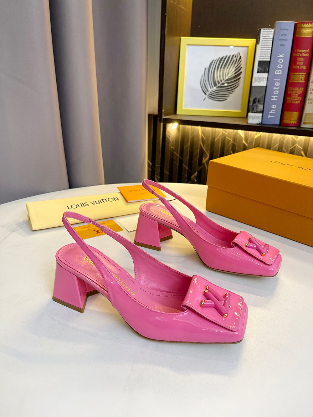 NO:226281,Top version LV | Louis Vuitton New early spring candy color, beautiful, the counter is the latest model, square head empty sandals, hard goods are on the newest, purchasing level!  Full of high-end feeling!  A popular model from domestic and foreign bloggers, retro and fashionable, beautiful!  Official website main model★ ━━━━━━ t ━━━━━━━━━━━━━━━━━━━━━━━━━━━━━━━━━━━━━━━━━━━━━━━━━────45-40 (34, 41 custom-made, no return or exchange), single shoes, louis vuitton, louis vuitton, sandals, sheepskin, Leather soles19860909顶级版本 LV | 路易威登   早春新款糖果色 美翻了 专柜主打最新款 方头后空凉鞋 硬货上新 代购级别！高级感十足！国内外博主刷爆的一款,复古又时髦上脚美炸了！官网主推款★ ━━━━━ t ━━━━━ 鞋面原版牛漆皮/老花皮 内里进口山羊皮里 大底原版意大利真皮大底 跟高2.5cm 5.5cm 9cm 鞋码: 35-40（34、41定制不退换）,单鞋,louis vuitton,louis vuitton,sandals,sheepskin,Leather soles,Women's Shoes