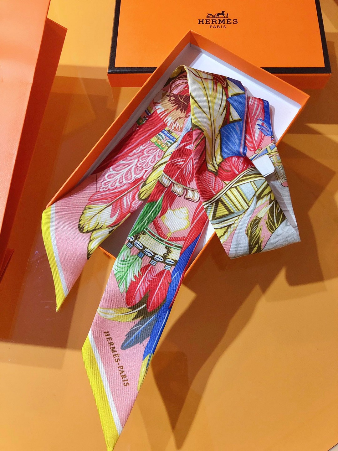 P90🦋PHMS21117🦋‼️ 爱马仕【太平之舞】丝带‼️ 灵感源自“太平之舞”(Danse Pacifique)方巾设计:装饰着五颜六色羽毛的头饰围绕着中央别具太平洋特色的贝壳整齐摆放,尤其是宝螺科小贝壳,它们呈椭圆形且两唇具齿的特色很容易被辨认。顶级斜纹真丝打造 超精细的印花 字迹非常清晰 绝对是送礼自用的首选🎁丝带既可绕于颈间,亦可缠于腕部、腰部,同样也可以搭配在心爱的包包上,让你的包包焕然一新💕【规格:5X86cm,100%斜纹真丝双层双面】