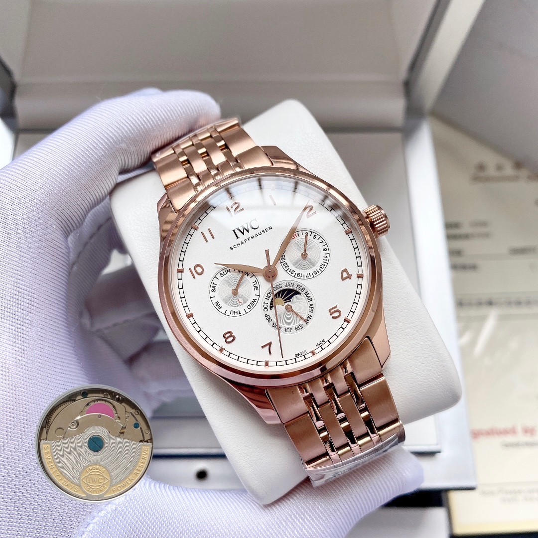 NO:393624,White shell, rose gold. IWC Portugal series, model: IW344202. Schaffhausen - Swiss watchmaker Schaffhausen IWC IWC has added a 42 mm diameter watch to its IWC Portugal series perpetual calendar watch. There are small dials that display date, month and week at 3 o'clock, 6 o'clock and 9 o'clock respectively. The accurate perpetual calendar moon phase display is integrated into the month display plate, adopting double row real-Di Ding technology to make the overall effect closer to the authentic product, built-in fully automatic 3836 mechanical movement, excellent products are continuously produced, iwc19860909白壳,玫瑰金.万国-IWC葡萄牙系列,型号:IW344202.沙夫豪森——瑞士制表名家沙夫豪森IWC万国表为其IWC葡萄牙系列万年历腕表新添直径42毫米的表款 ,3点、6点和9点位置分别设有显示日期、月份和星期的小表盘.精准的万年历月相显示被整合于月份显示盘中,采用双排真丁工艺,让整体效果更加接近正品,内置全自动3836机械机芯 卓越出品精品不断,,iwc,Watch
